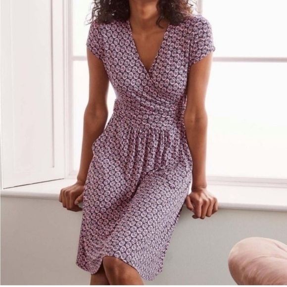 Boden Asphalt Berry Bloom
Pocket Lola Surplice Cap-Sleeve Dress
Sz 2 - Picture 1 of 10